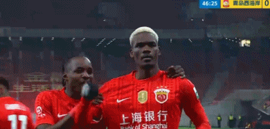 九游娱乐app下载-海港半场闪电破门！克劳德将功补过，轰海港处子球后拥抱穆帅
